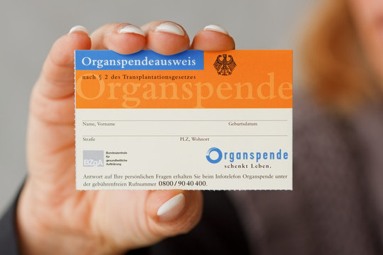Organspendeausweis wird pr&auml;sentiert