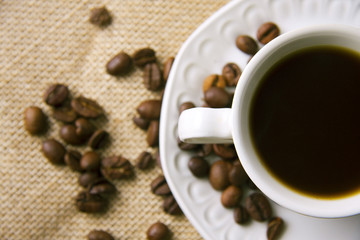 taza de café con granos tostados