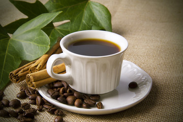 taza de café con canela y granos tostados