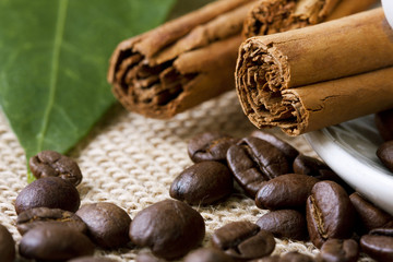 canela con granos de café
