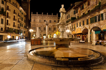 Piazza delle Erbe in Verona - obrazy, fototapety, plakaty
