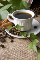 taza de café con canela y granos tostados