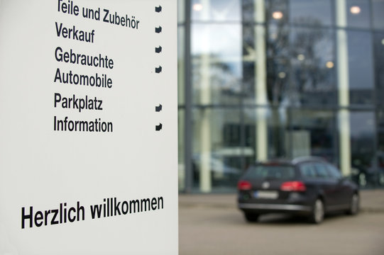 Schild an einem Autohaus
