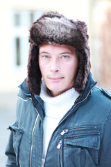 Mann mit Fellmütze