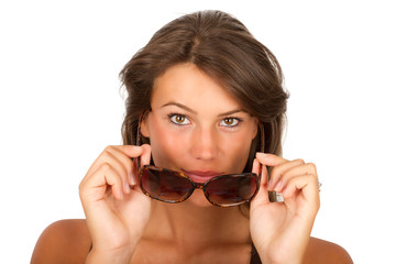 Jeune fille porte une robe et des lunettes de soleil