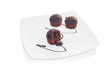 Muffins al cioccolato su piatto bianco