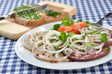 Gemischter Pressack mit Schnittlauchbrot