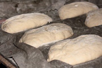 Pan casero crudo amasado listo para hornear