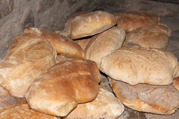 Hogazas de pan tostado recien horneadas