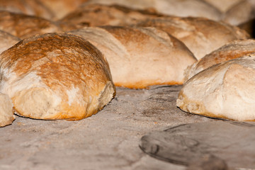 Barras de pan tostado en horno de leña