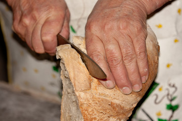 Cortando en rebanadas pan tostado recien horneado