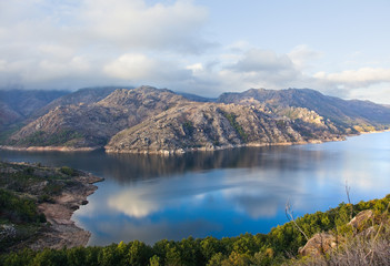 Obraz premium Mountain lake at Geres National Park, north of Portugal