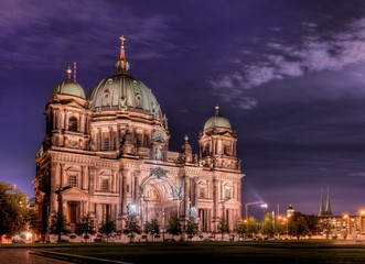 Fototapeta na wymiar Katedra Berlin w nocy - 3