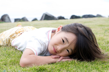 芝生で寝転ぶ女の子