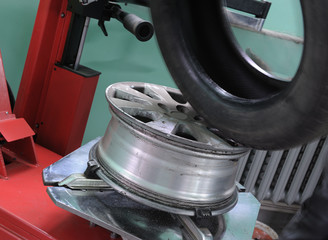 The machine tool for installation of tyre covers on automobile d