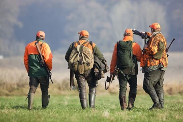 Foto auf Acrylglas Jagd Vier Jäger nach der Treibjagd