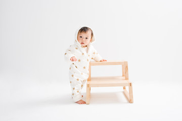 つかまり立ちする赤ちゃん