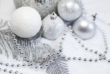 boules de Noël argentées et blanches sous la neige