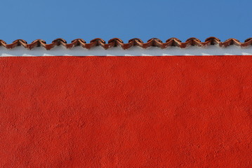 Muro rosso, facciata con tegole tetto e cielo, Dettaglio