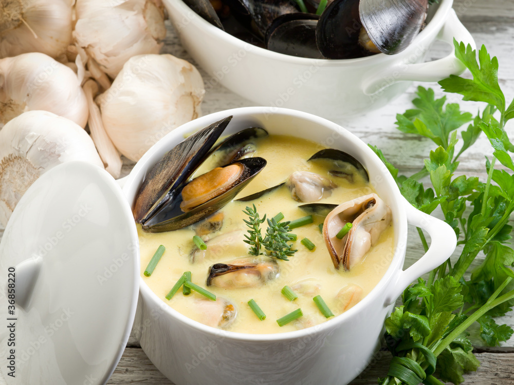 Poster mussel soup with saffron and cream sauce