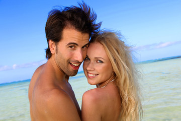 Fototapeta premium Couple in honeymoon in tropical island