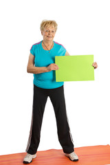 Sport im Alte - Frau zeigt Schild
