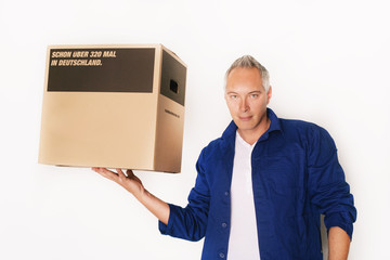 Mann mit Umzugskarton