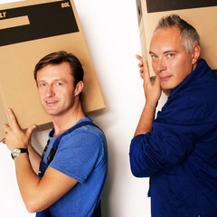 Umzugshelfer mit Kartons
