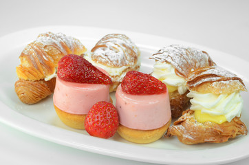 Pasticcini alla panna e fragole