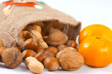 Nüsse und Mandarinen