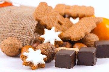 Nüsse, Mandarinen und Weihnachtsgebäck