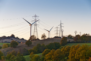 turbine eoliche e tralicci
