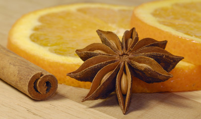 Sternanis mit Orangenscheiben und Zimtstange © Rüdiger Jahnke
