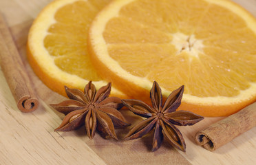 Sternanis mit Orangenscheiben und Zimtstangen