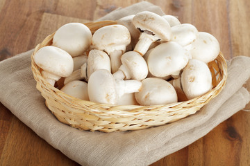 Champignons im Korb