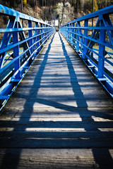Niebieski wiszący most w słońcu.