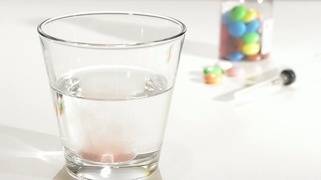 sciogliere una compressa nell'acqua