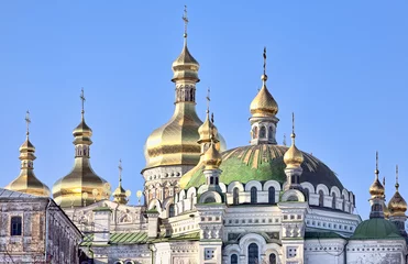 Foto op Plexiglas Gouden koepels van de kathedraal van de veronderstelling in Kiev Pechersk Lavra © omdim