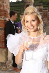 Braut mit Sektglas