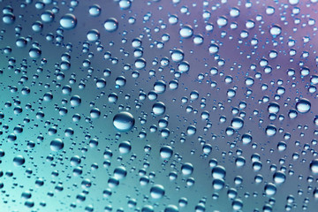 Капли воды на сине-фиолетовом фоне