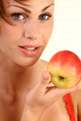 Frau mit Apfel