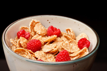 Cornflakes with milk and raspberries