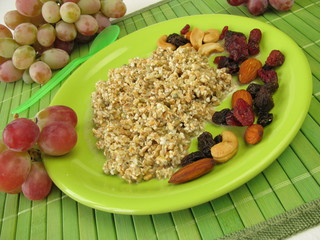 Frischkornmüsli mit Nüssen und Trockenfrüchten