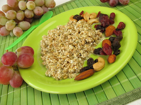 Frischkornm&uuml;sli mit N&uuml;ssen und Trockenfr&uuml;chten