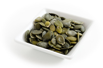 Kürbiskerne im quadratischen Schälchen