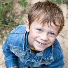 Sourire d'une canaille (garçon 6 ans)