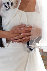 Obraz na płótnie Canvas Hands of bride and groom with rings