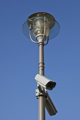 Straßenlaterne und Videoüberwachungsanlage