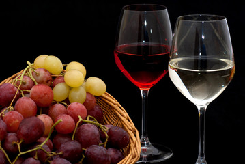 Uva bianca, uva rossa, e calici di vino