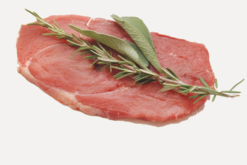 fettina di carne cruda e aromi